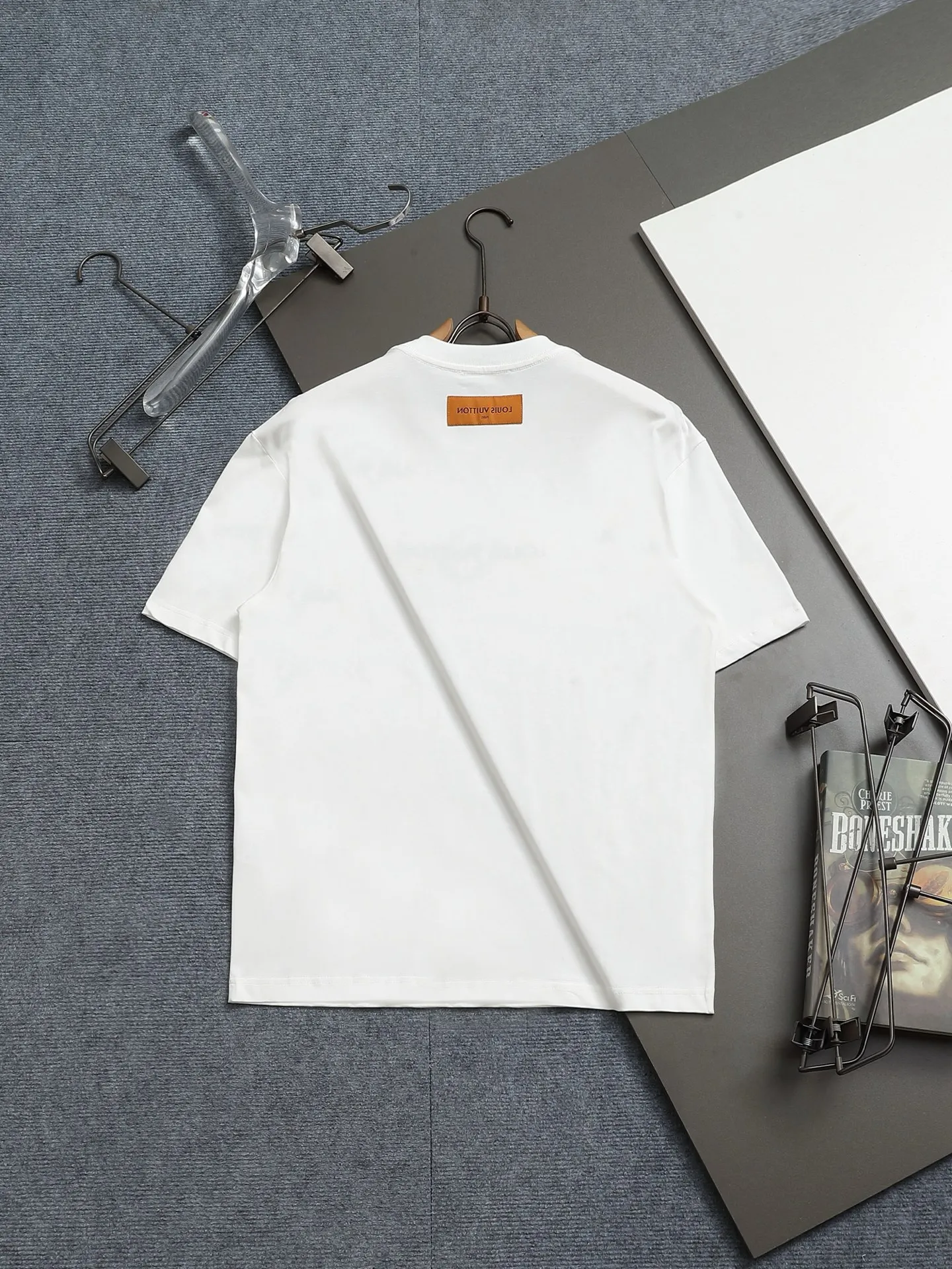 🅿️170 2025 new 1V summer cotton T-shirt uses colorful wool embroidery to enhance the temperament. The exquisite three-flower embroidery pattern is composed of a variety of yarns, with a total of 42,530 stitches showing a slight relief effect. Embroidered 1v letters complete this bold and sophisticated piece.  𝙘𝙤𝙡𝙤𝙧：White. Black 𝙨𝙞𝙯𝙚：XS S M L